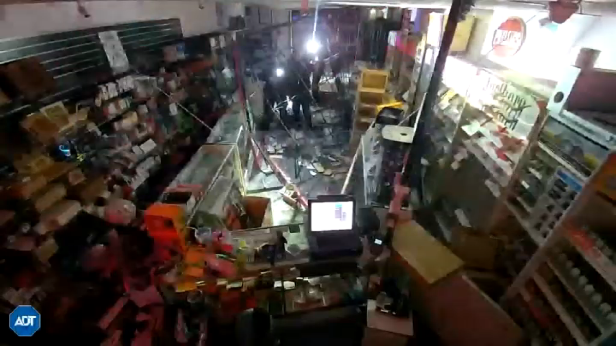 roban miles de dólares de tienda de cigarrillos