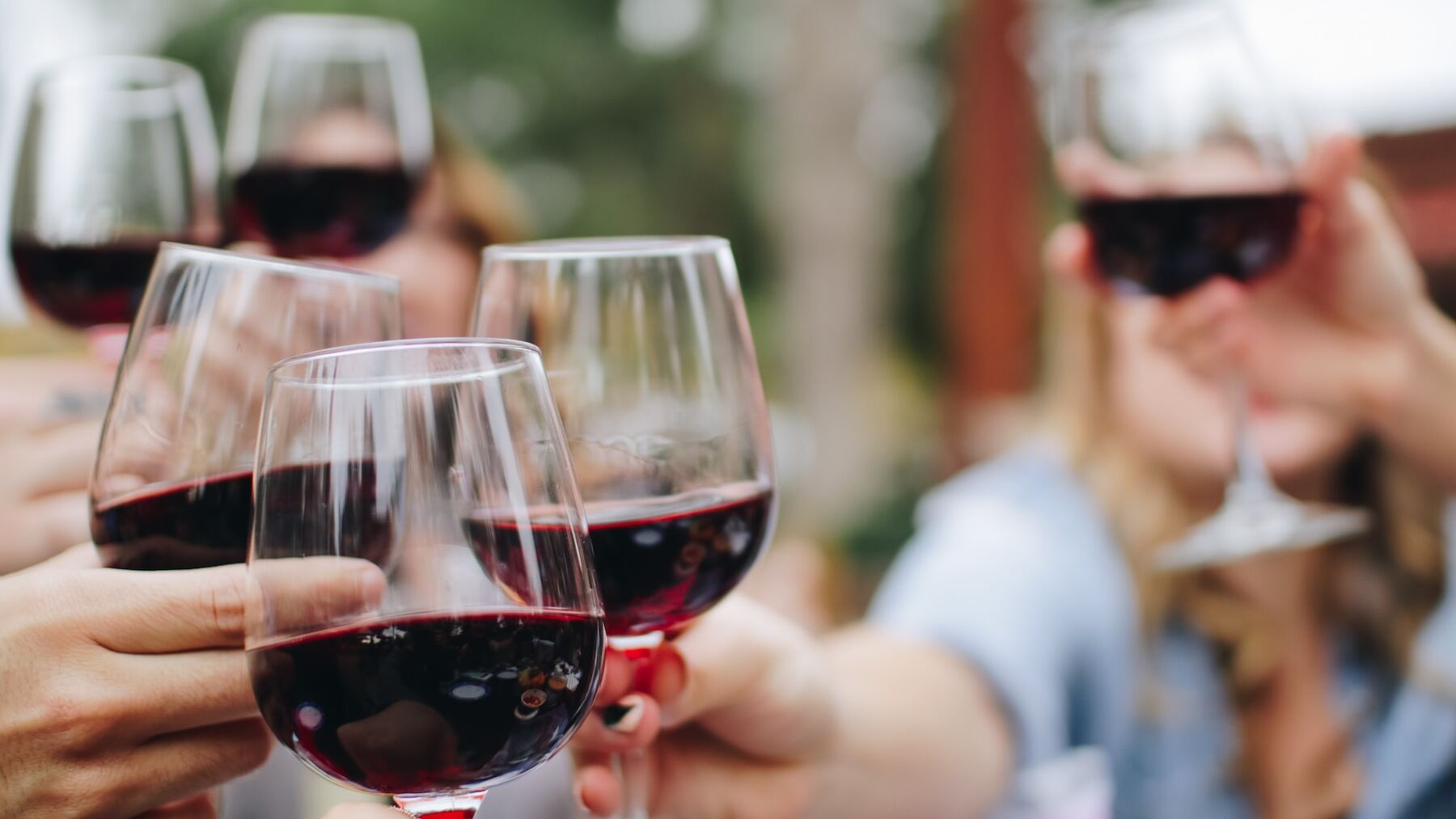 ¿Peleándote con una mancha de vino? Los mejores trucos para que desaparezcan