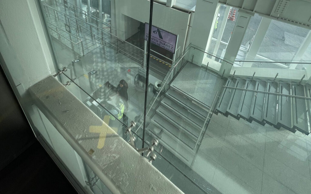 ¡Ahora en el AICM! Usuarios se quedan encerrados en elevador