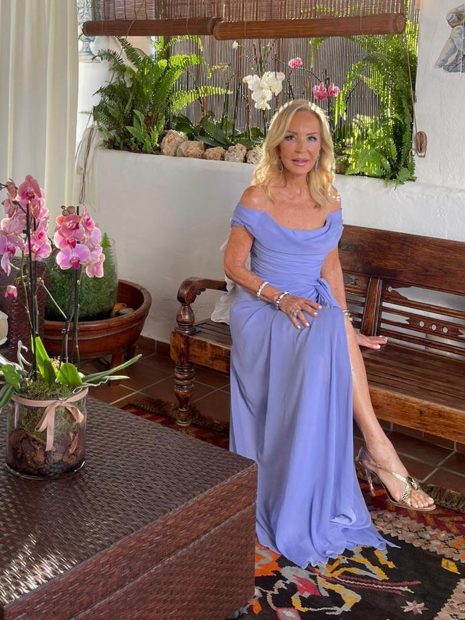 Carmen Lomana luciendo un vestido lila / Cortesía de Carmen Lomana