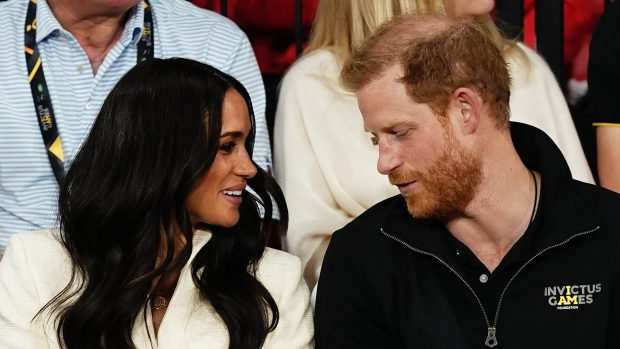 El príncipe Enrique y Meghan Markle mirándose en una imagen de archivo / Gtres