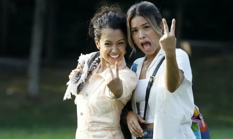 gina-rodriguez-and-liza-koshy-thumbs-up-filming-players gina rodriguez y liza koshy pulgares arriba filmando jugadores