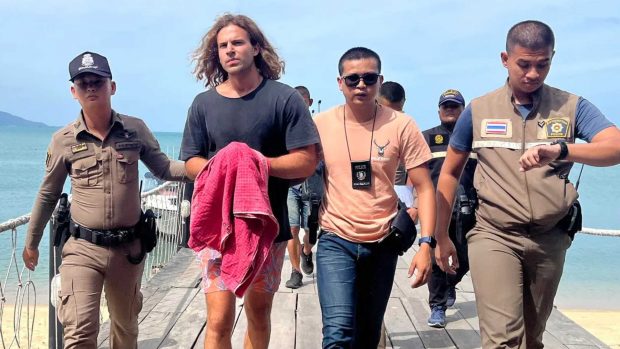 Daniel Sancho junto a la policía tailandesa / Redes Sociales