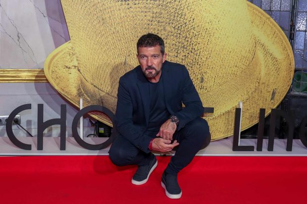 Antonio Banderas posando en los Premios Carmen / Gtres