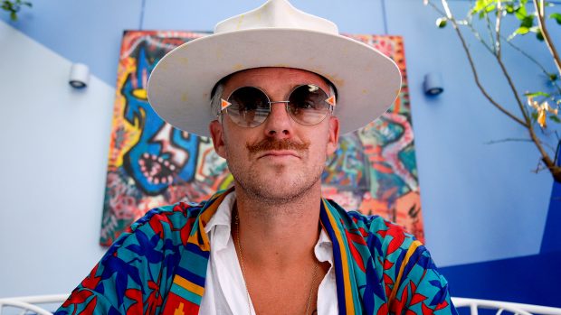 Aldo Comas en una galería / Gtres