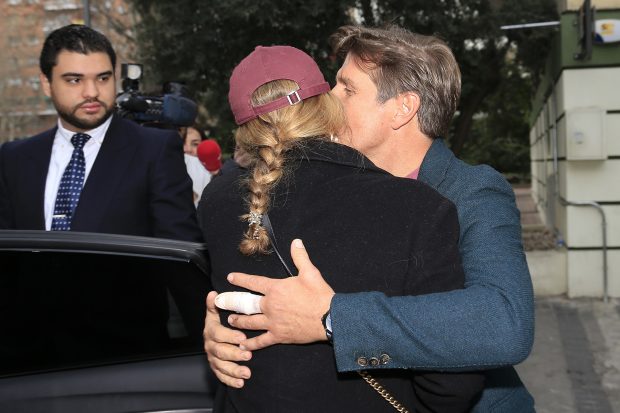 Alba Díaz y su padre, Manuel Díaz 'El Cordobés', dándose un abrazo / Gtres