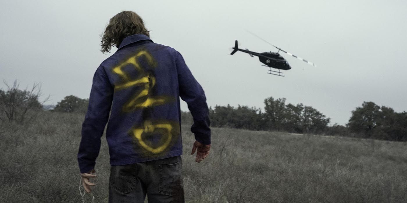 Un Riley reanimado observa cómo un helicóptero de CRM se aleja volando en Fear the Walking Dead