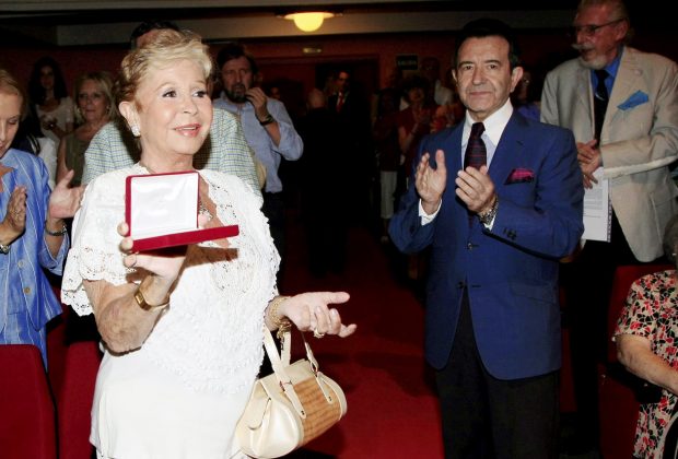 Lina Morgan recogiendo un premio / GTRES