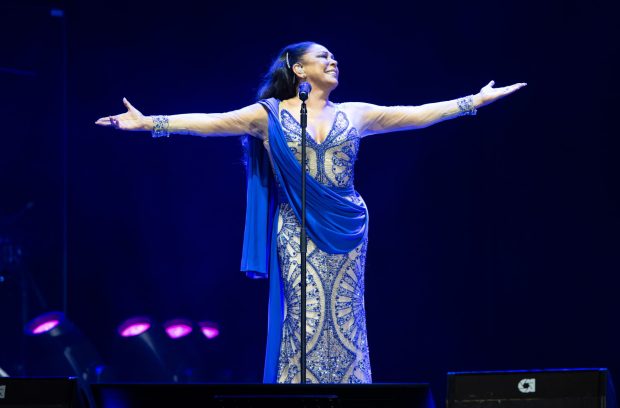 Isabel Pantoja saludando a su público / GTRES