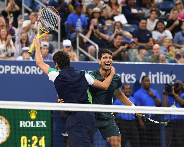 Carlos Alcaraz y Sebastián Yatra en la pista / Gtres