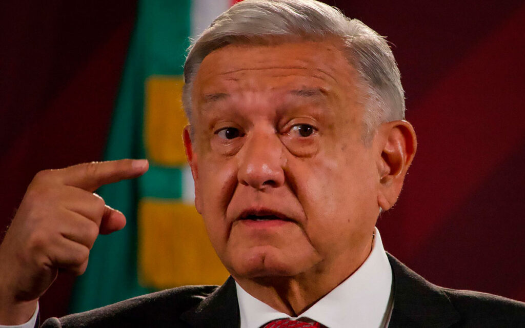 AMLO rinde tributo al 'chaneque, aluxe o duende travieso' que cuida Bacalar