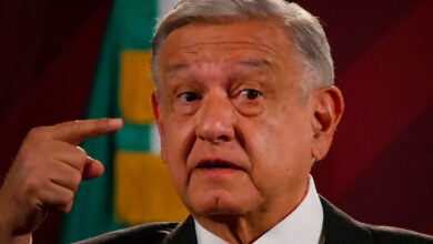 AMLO rinde tributo al 'chaneque, aluxe o duende travieso' que cuida Bacalar