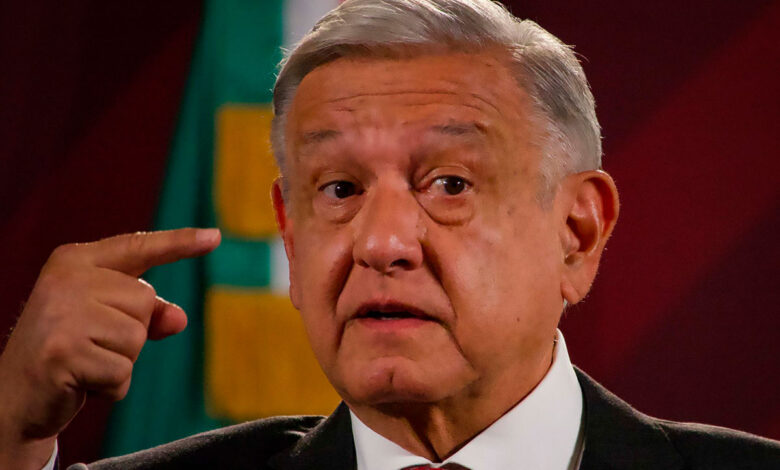 AMLO rinde tributo al 'chaneque, aluxe o duende travieso' que cuida Bacalar