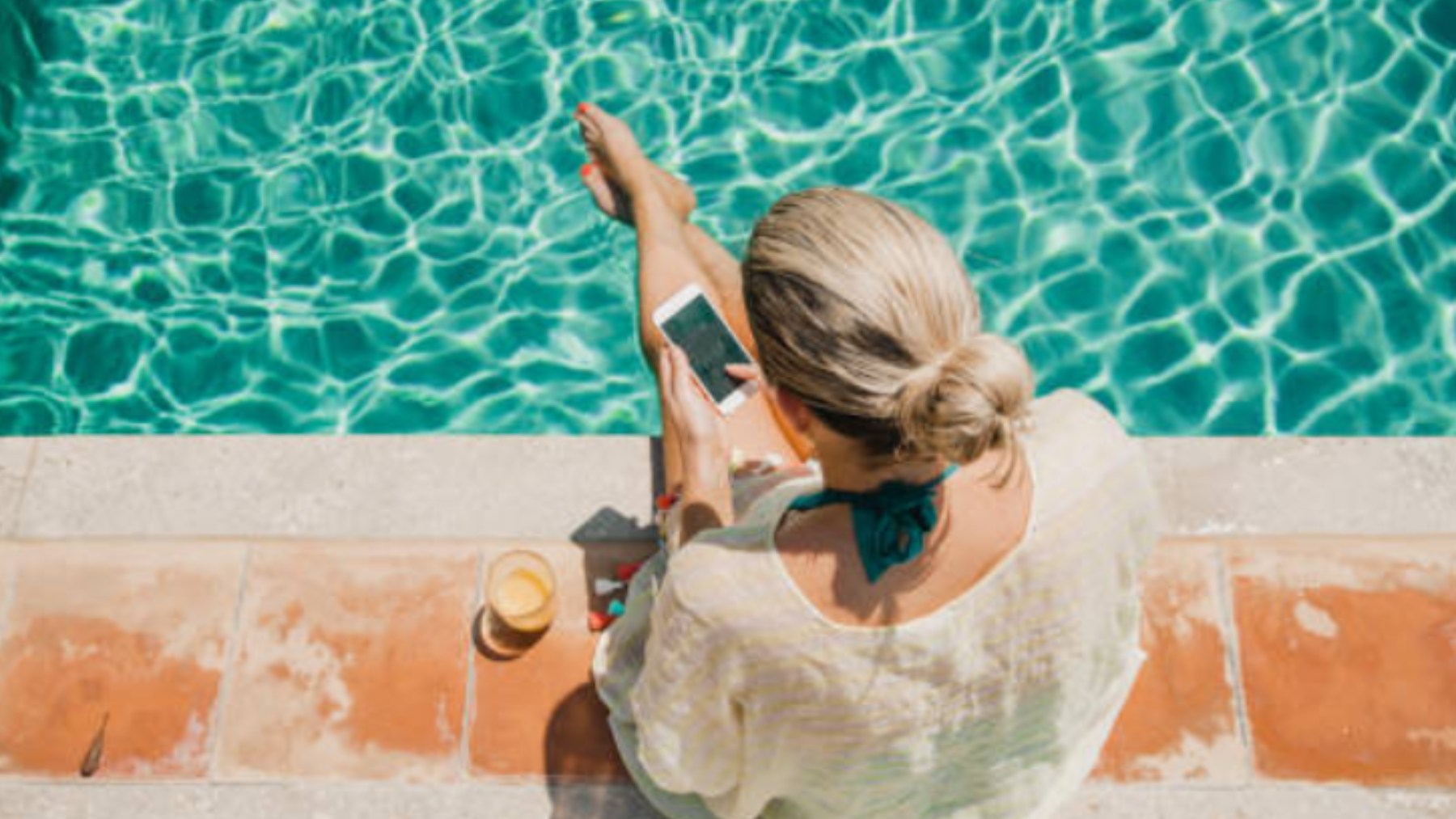 Adiós a meter tu móvil en arroz si se moja. El truco que te va a solucionar la vida