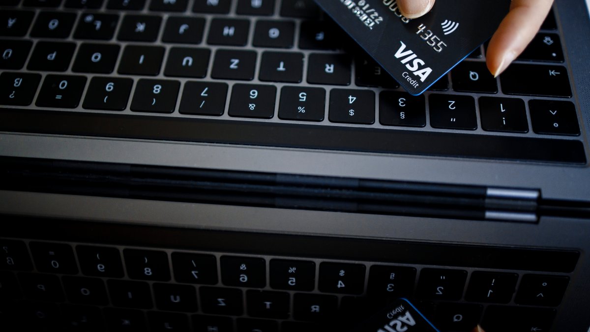 Adolescentes caen en estafas en línea más rápido pero los de mayor edad pierden más dinero