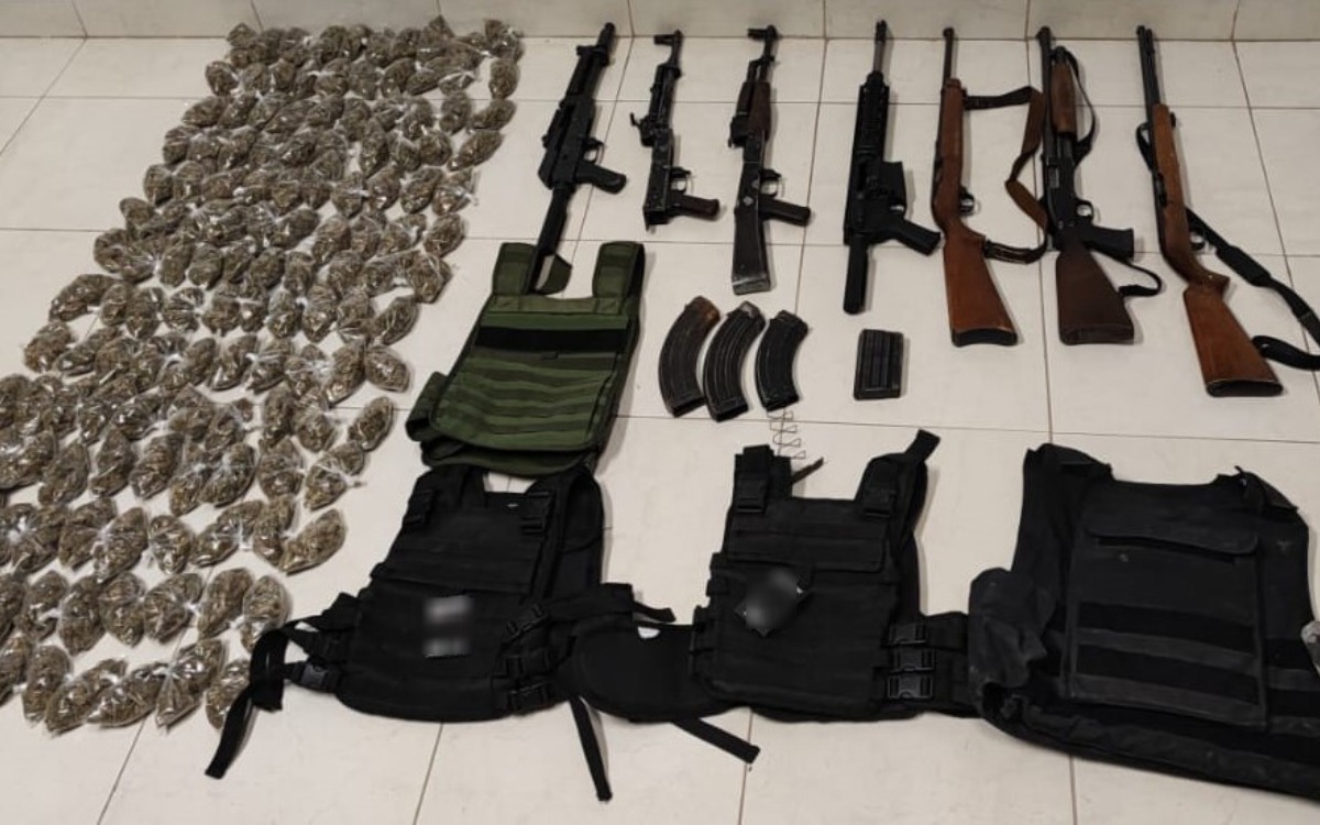 Aseguran armamento pesado en vehículos abandonados en Lagos de Moreno