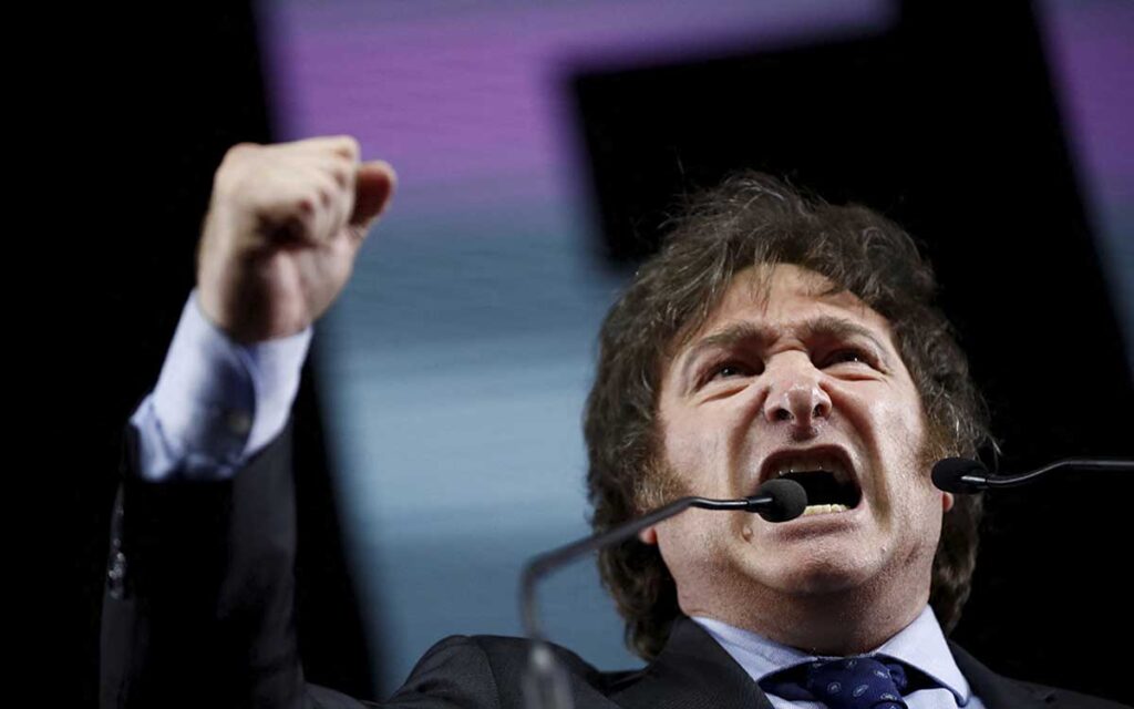 Banco Central argentino devalúa 22% el peso tras triunfo de Milei en las primarias