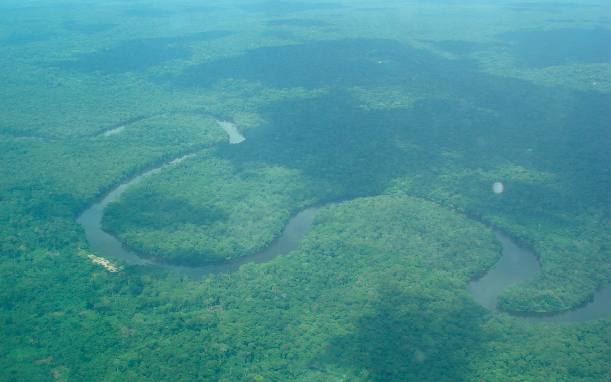 Barco se hunde en República Democrática del Congo tras avanzar 20 metros; hay 11 muertos