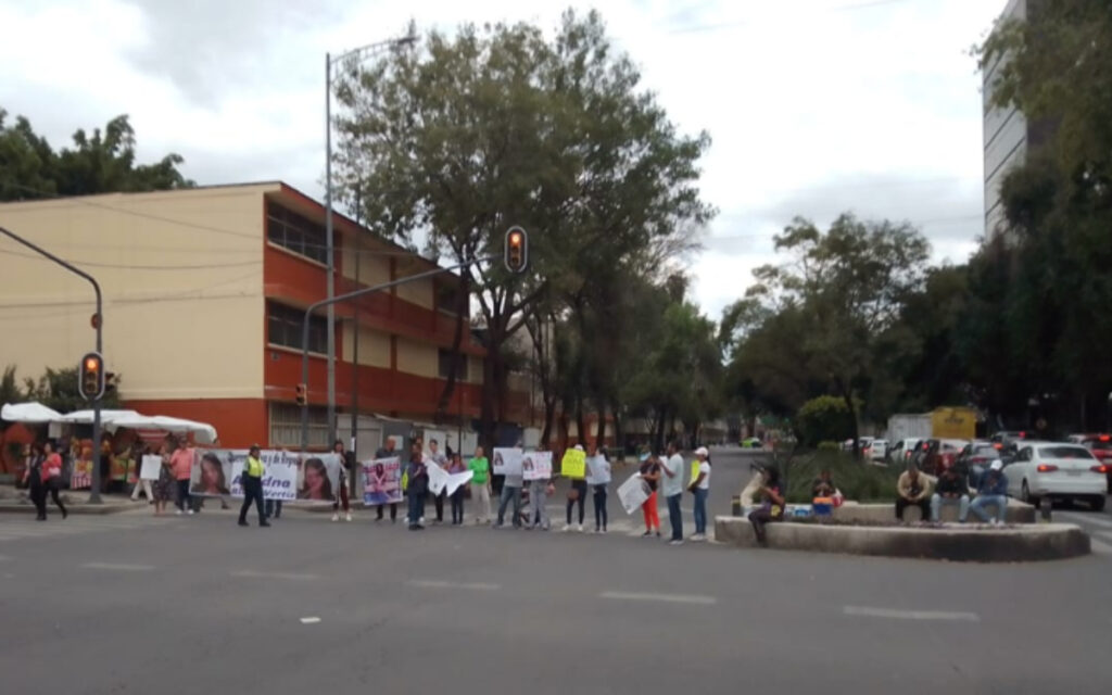 Bloquean 'búnker' de Fiscalía CDMX por desaparición de Marlene y Ariadna