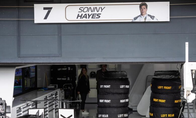 Brad Pitt pilotará este fin de semana en Silverstone y tiene un box propio entre Mercedes y Ferrari