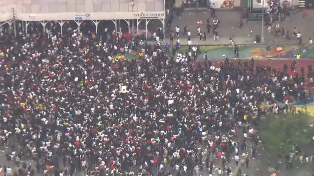 Caos en Union Square por entrega de consolas por influencer