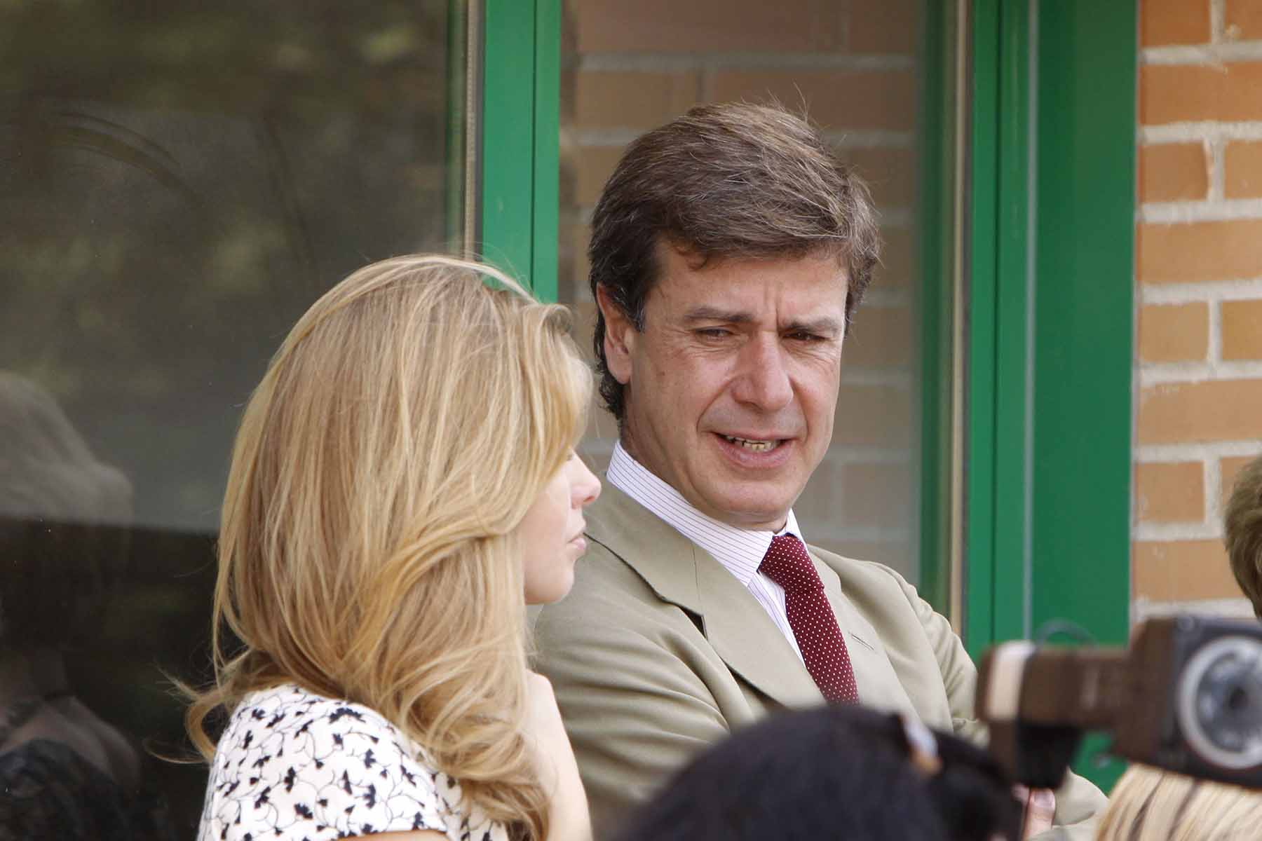 Cayetano Martínez de Irujo y Genoveva Casanova mirándose / Gtres