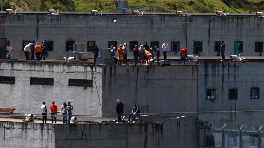 Crisis carcelaria en Ecuador: reos amotinados mantienen retenidos a guardias y policías