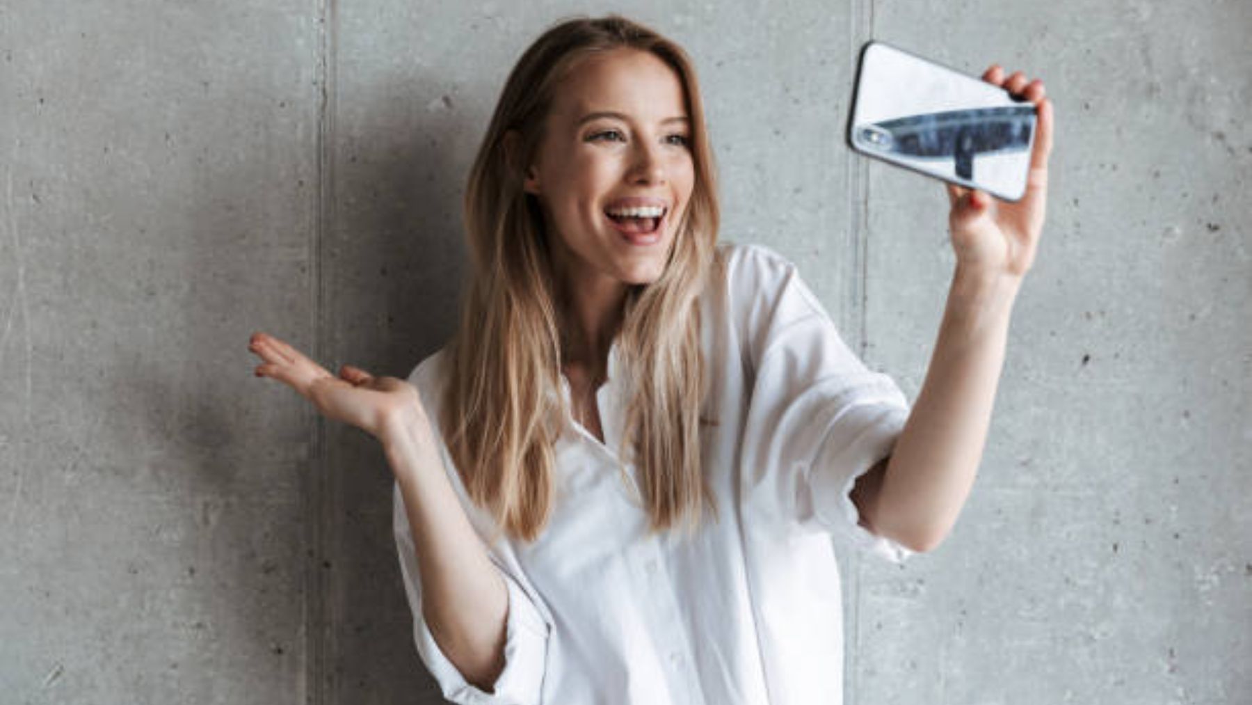 Deja de posar en las fotos. Según una experta esta es la razón por la que siempre salimos mal en todas ellas