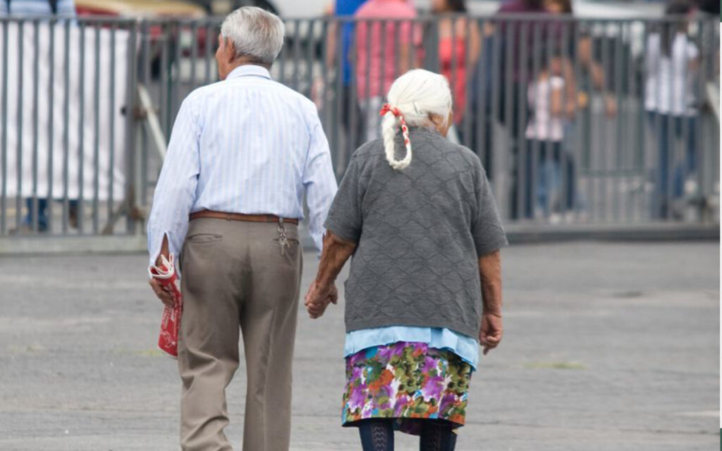 Día de las y los adultos mayores en México: discriminados por su edad, opiniones políticas y manera de hablar