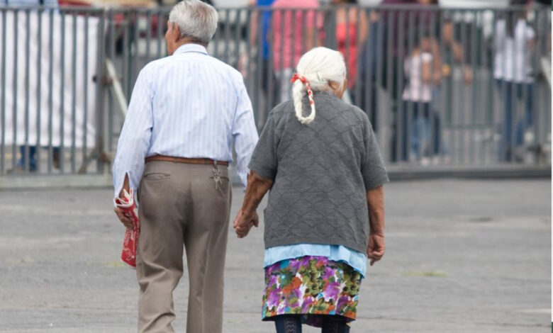 Día de las y los adultos mayores en México: discriminados por su edad, opiniones políticas y manera de hablar