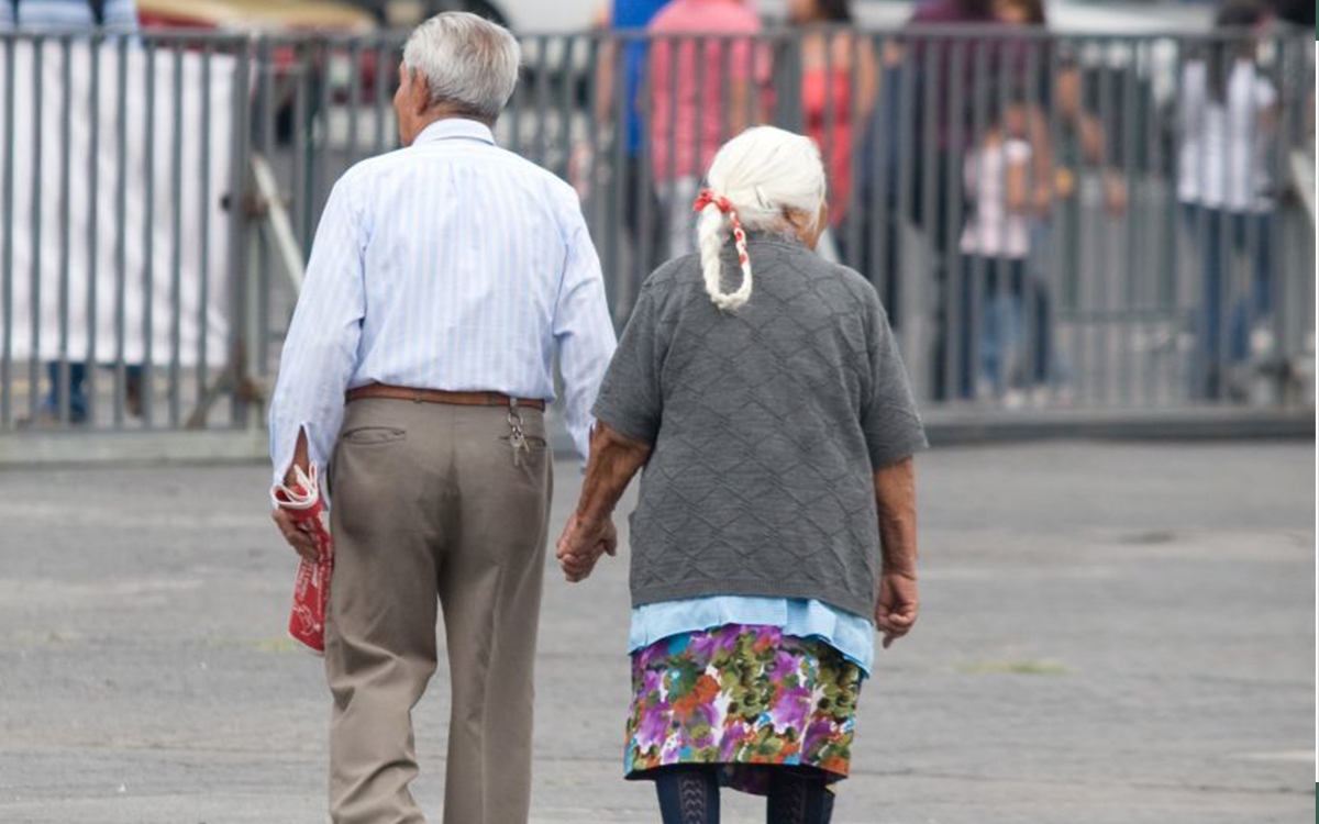 Día de las y los adultos mayores en México: discriminados por su edad, opiniones políticas y manera de hablar