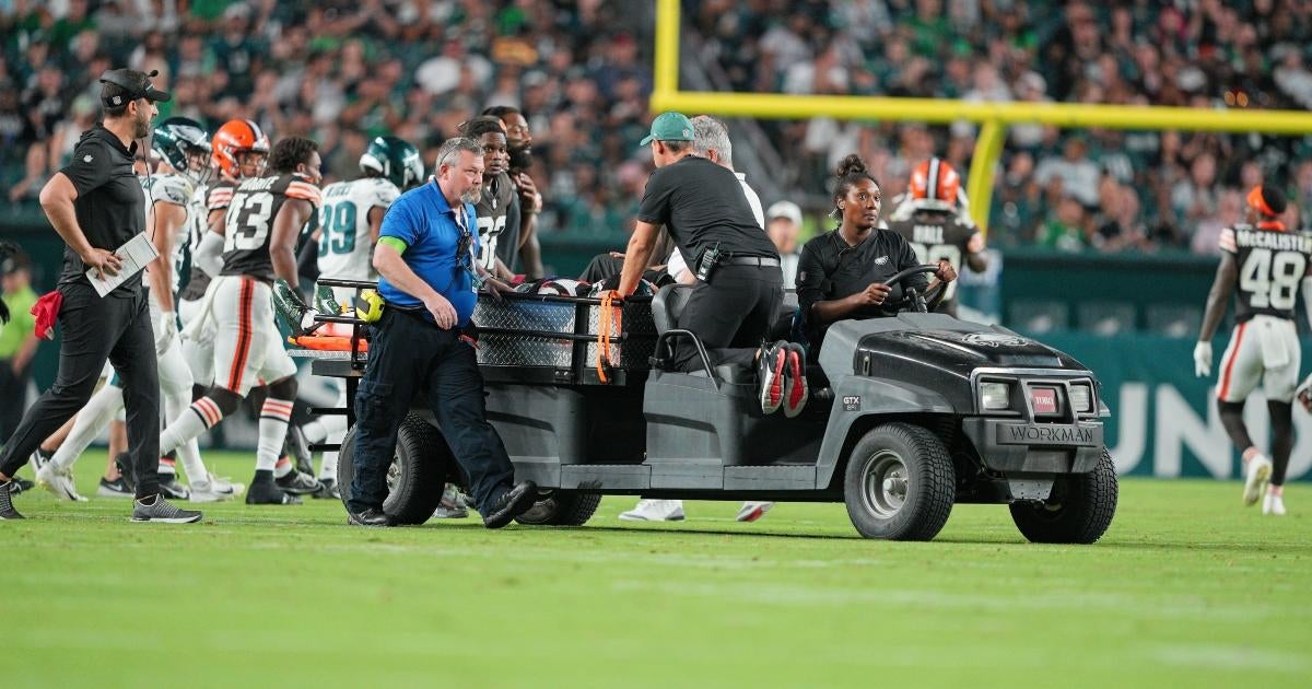 Dos jugadores de los Eagles fueron sacados del campo durante el partido de pretemporada contra los Browns