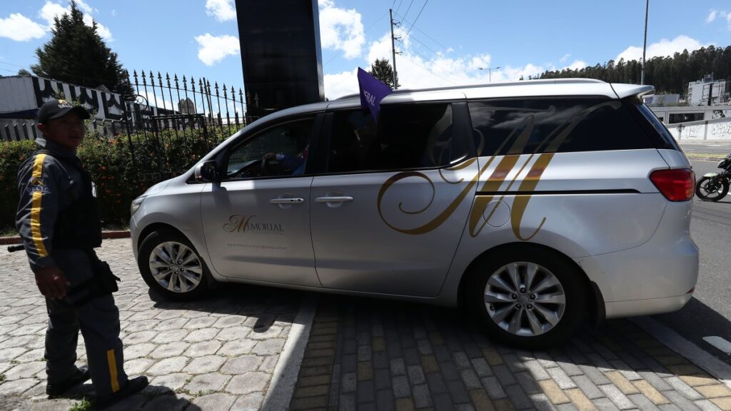 Ecuador: cuerpo de candidato presidencial asesinado llega a la funeraria donde será velado
