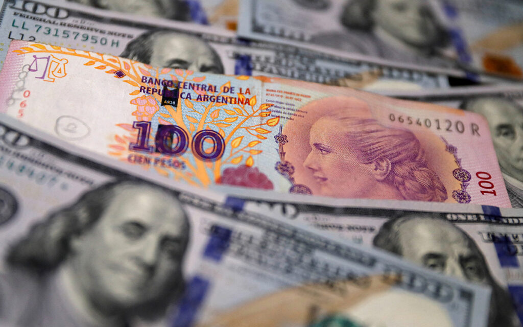 Efecto Milei: Peso argentino cae a 705 por dólar