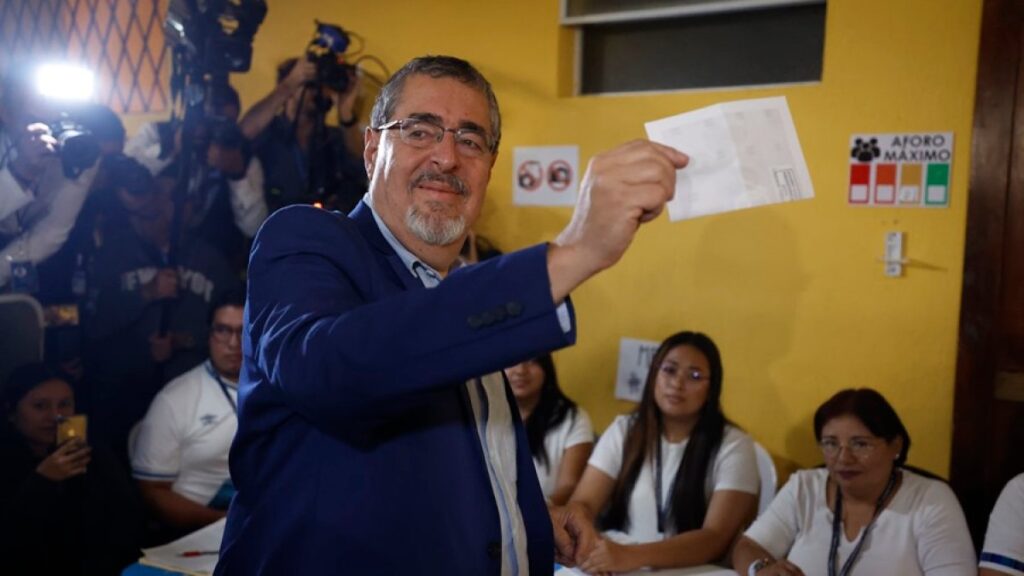 El académico Bernardo Arévalo de León gana la elección presidencial en Guatemala