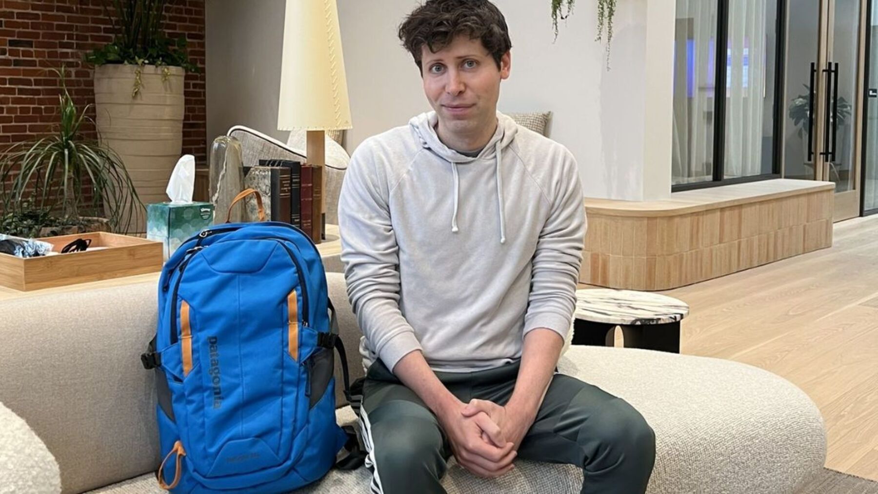 El creador de ChatGPT lleva siempre la mochila que podría salvarnos de un apocalipsis