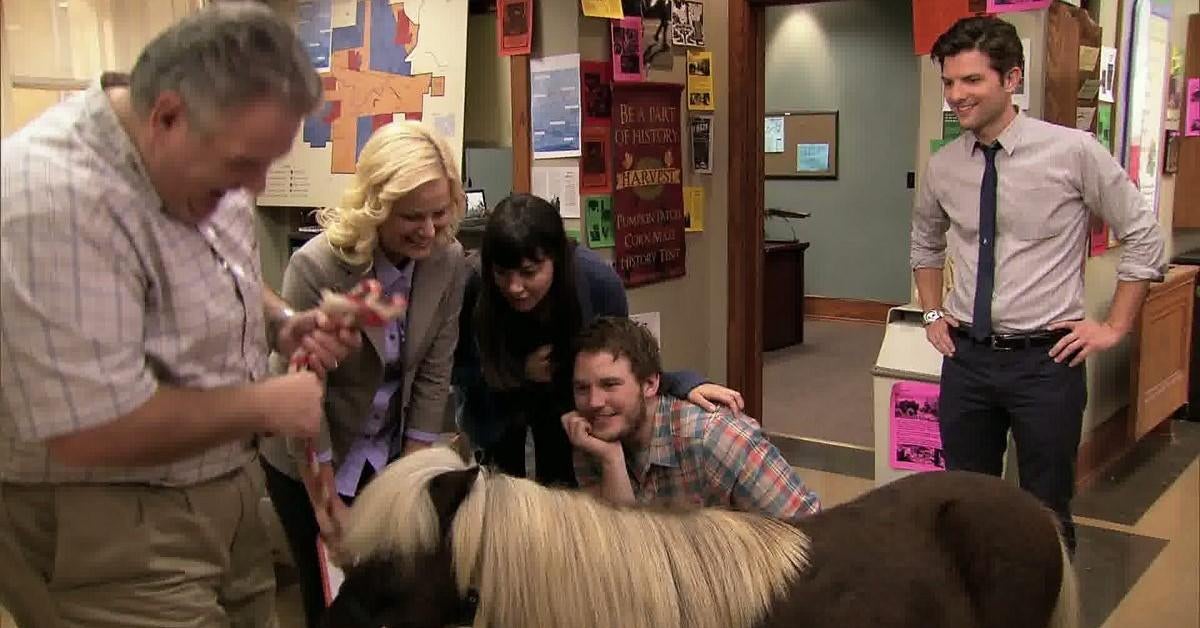 El elenco de Parks y Rec se reúne en la línea de piquete de huelga de actores, incluido Li’l Sebastian