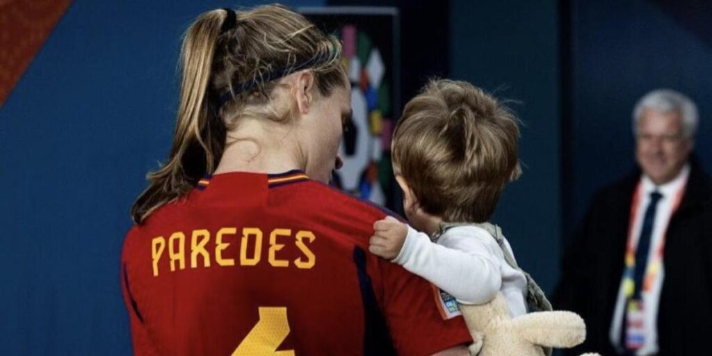 El hijo de Irene Paredes saludó a su 'tía Ana-Maria' tras la goleada