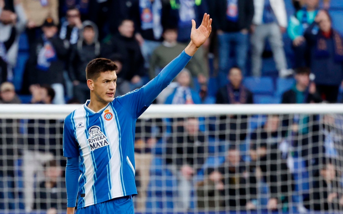 El mexicano César Montes se niega a entrenar con el Espanyol para forzar su salida