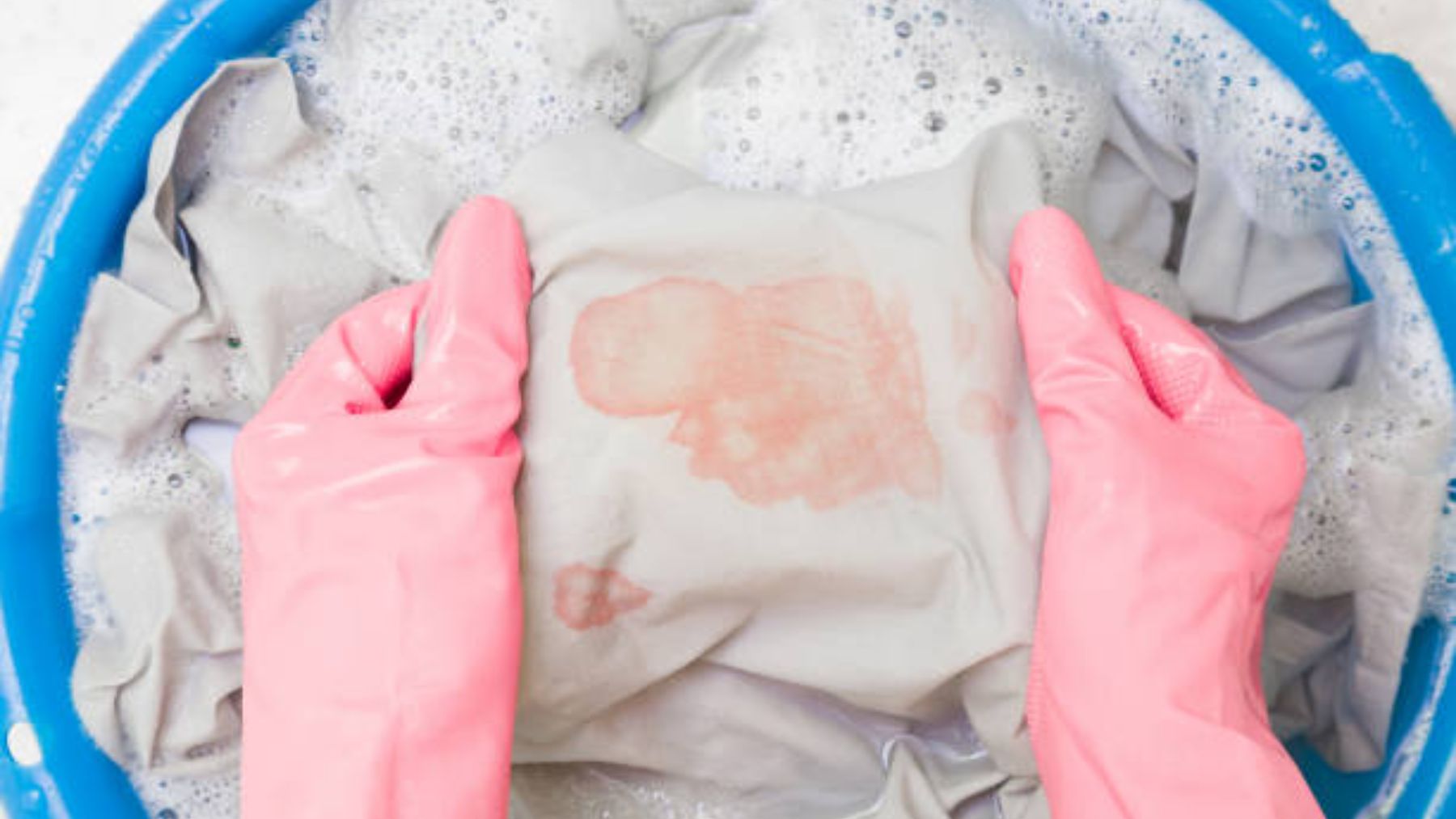 El trucazo que muy pocos conocen para quitar las manchas de sangre de la ropa