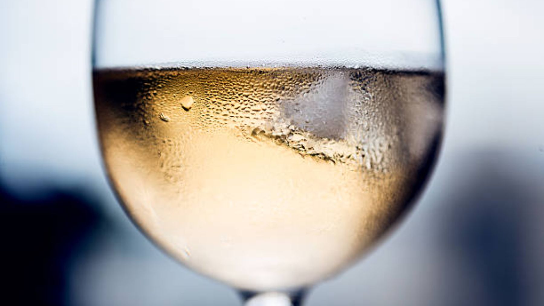 El truco definitivo para enfriar el vino blanco en un minuto