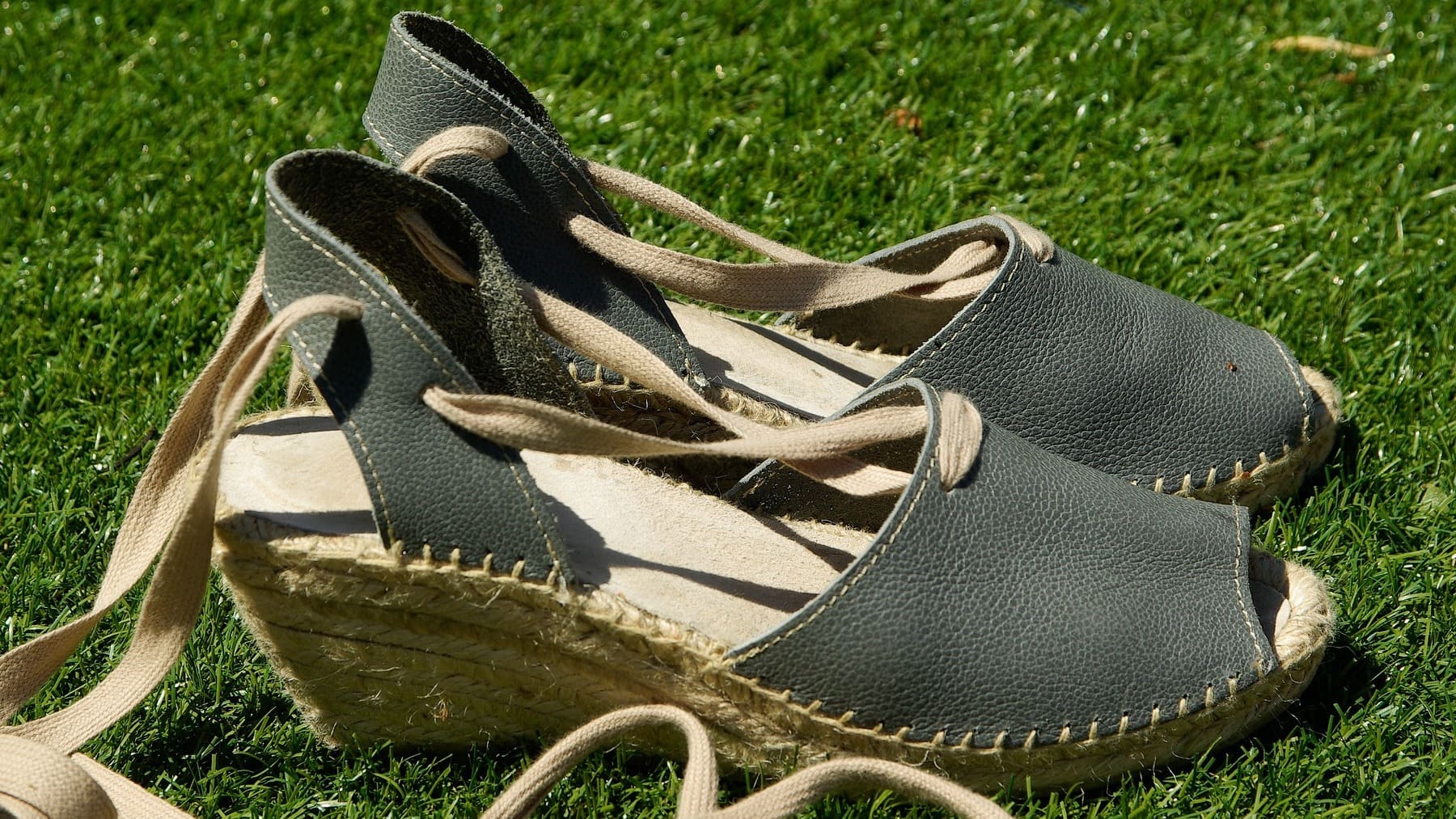 El truco infalible de La Ordenatriz para quitar las manchas de las alpargatas sin estropearlas