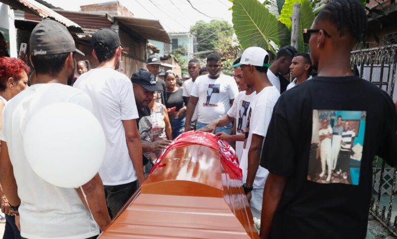 Entre lágrimas y rosas, Cali da el último adiós al hermano asesinado de Jorelyn Carabalí