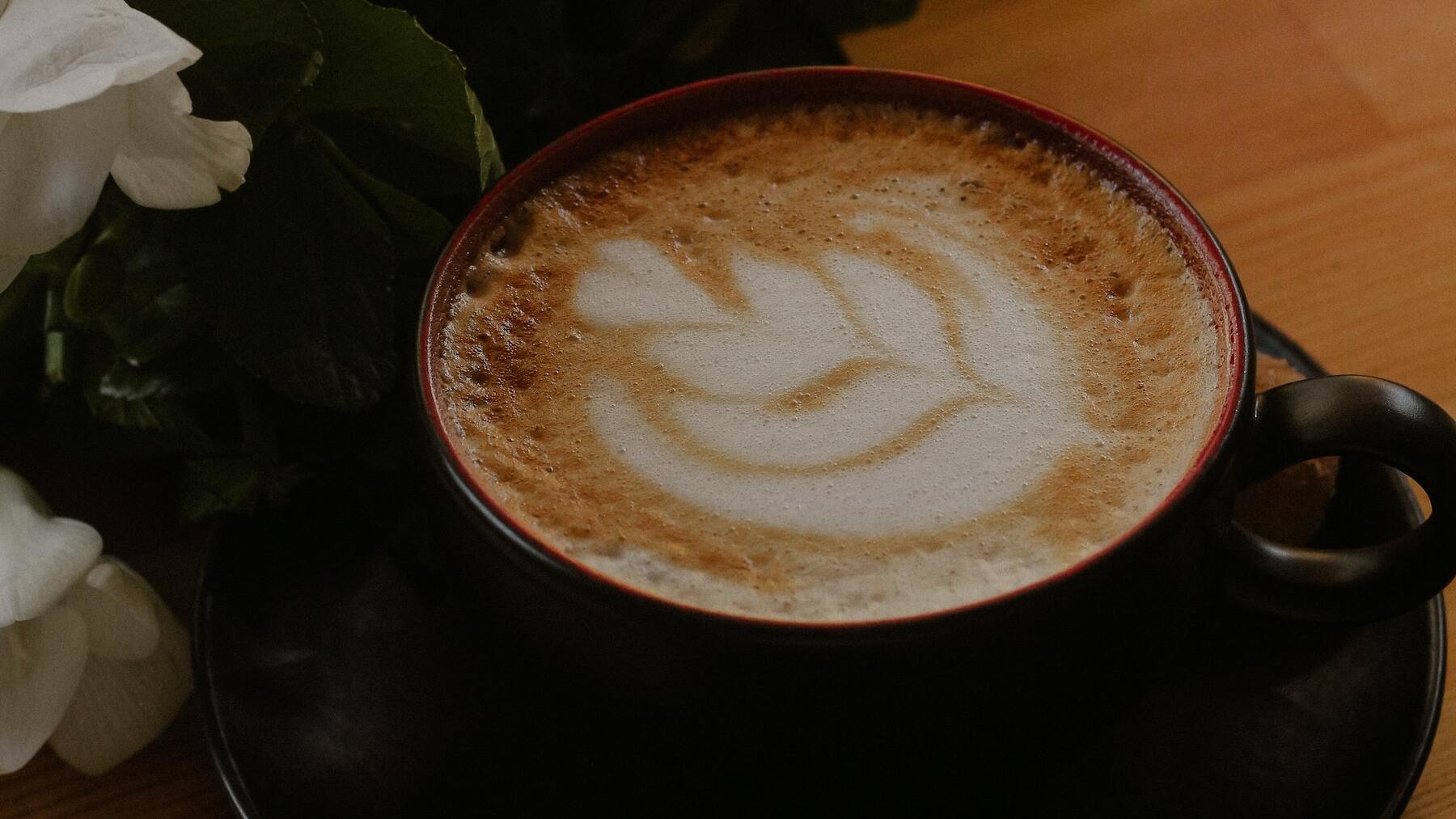 Esta es la razón por la que no debes tomar café recién levantado