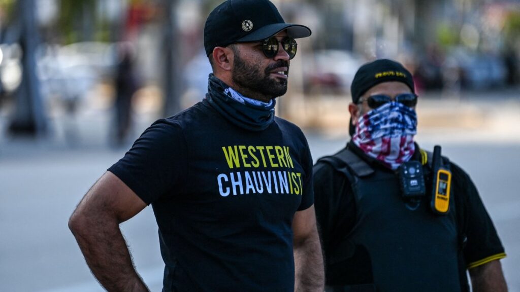 Fiscales piden largas sentencias para miembros de los Proud Boys