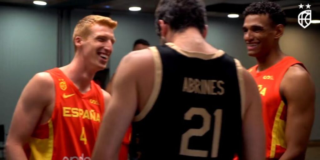 Grandes risas y abrazos en el primer día de concentración de la Selección