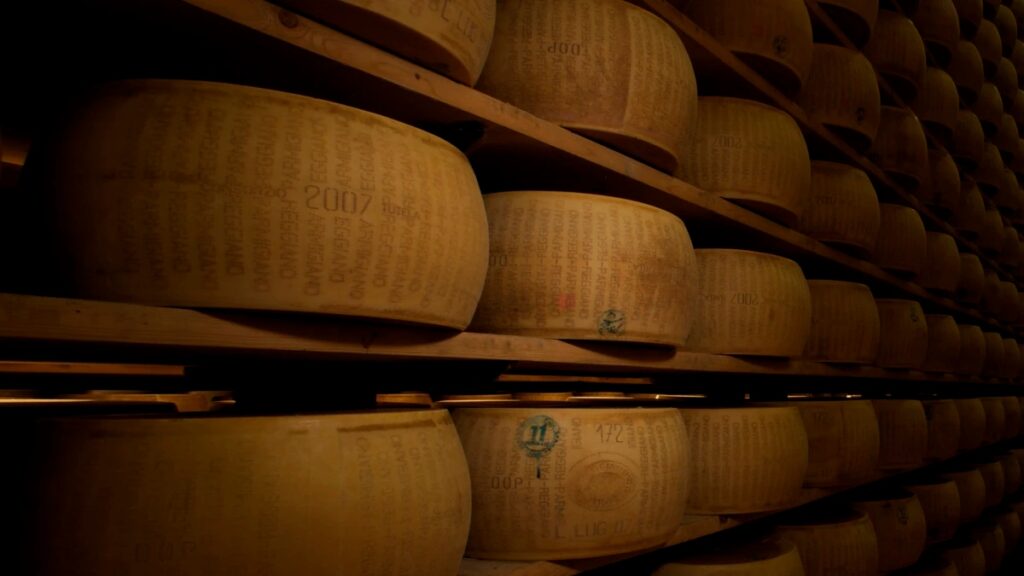 Italiano muere aplastado por miles de ruedas de queso