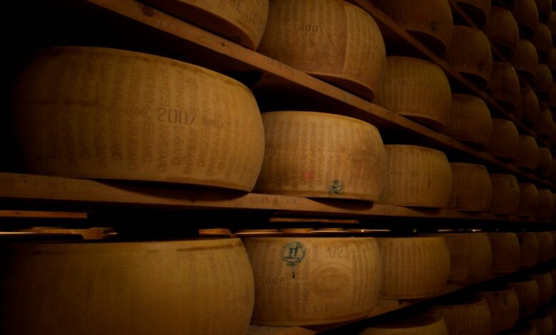 Italiano muere aplastado por miles de ruedas de queso