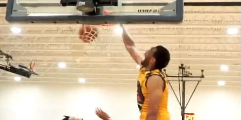 Jabari Parker impresiona con sus mates y sus triples en un partido de este pasado domingo