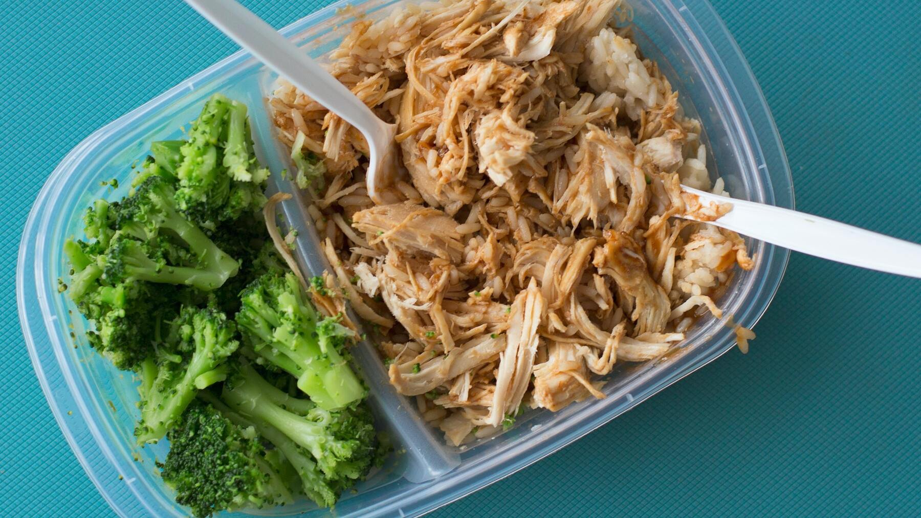 Jamás guardes estas comidas en tápers de plástico. Es muy peligroso y los expertos avisan